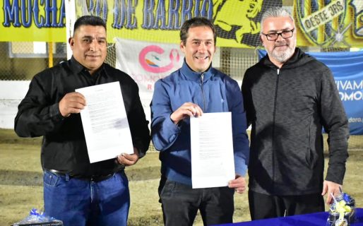 Oeste inauguró la iluminación y abrochó el sintético