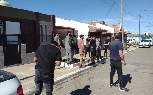 Tres miembros de la comunidad zíngara persiguieron y destrozaron una camioneta en el Pueyrredón