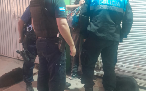 Hombre detenido por dañar la ventana de una verdulería