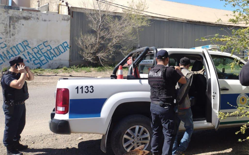 Pasó por debajo de un portón e intentó robar en un depósito, pero lo detuvieron los mismos trabajadores