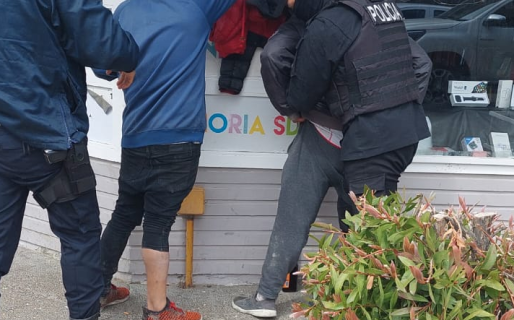 Dos jóvenes detenidos por robar una gorra de 8 mil pesos