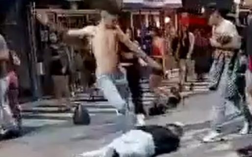 Un joven le dio una brutal patada en la cabeza a otro durante una pelea y lo dejó inconsciente