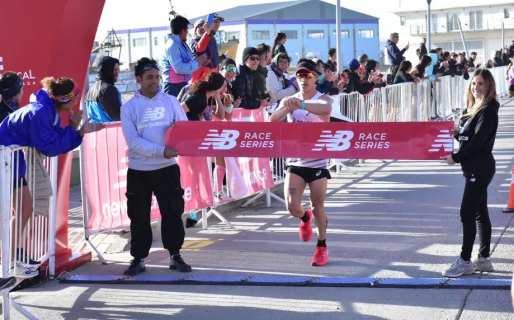 Joaquín Arbe y Alejandra Carinao los ganadores de la Corrida New Balance de Comodoro