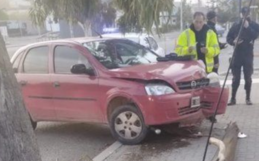 Conducía alcoholizado y terminó estrellándose contra un poste de luz