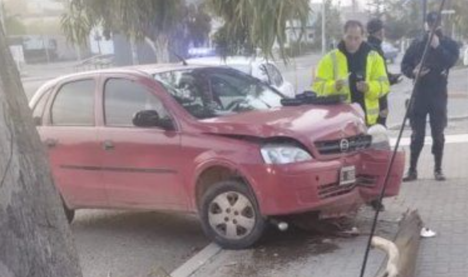 Conducía alcoholizado y terminó estrellándose contra un poste de luz ...