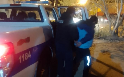 Intentaron robar herramientas del interior de una camioneta: hay un detenido