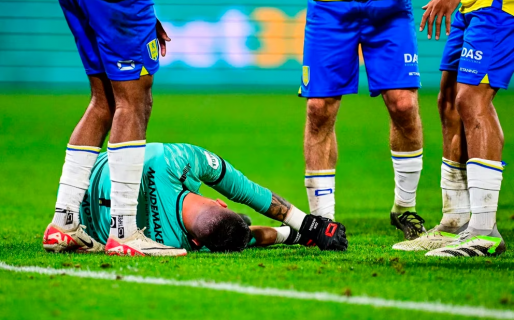 Un arquero se desplomó en el campo de juego tras sufrir un golpe y el partido fue suspendido