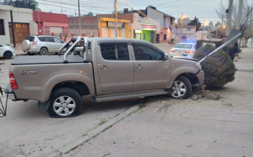 Chocó contra un cantero, abandonó la camioneta y se fue a buscar a sus padres