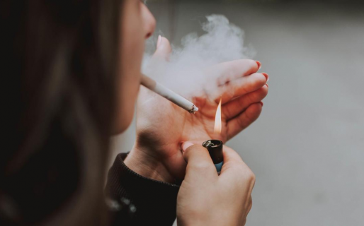 Su vecino la delató por fumar en el edificio y ella se vengó de la peor manera: “Le arruiné el matrimonio”