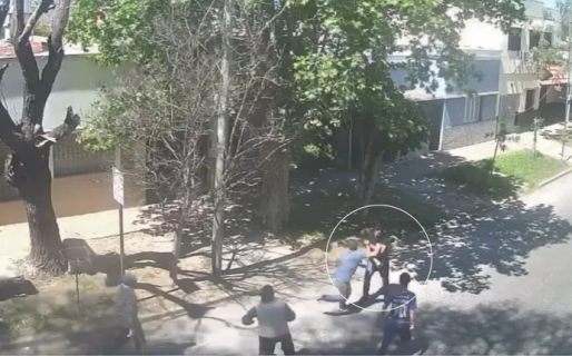 Se quejó por los ruidos molestos de una obra en construcción y los albañiles lo molieron a golpes