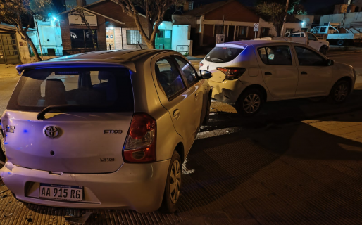 Conductor alcoholizado colisionó con su camioneta a varios vehículos estacionados