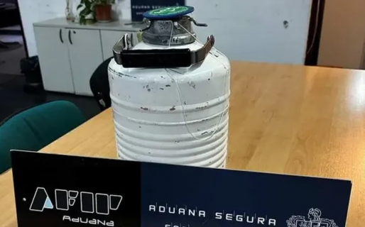 Aduana descubrió a un hombre que intentaba ingresar al país 5 litros de semen canino