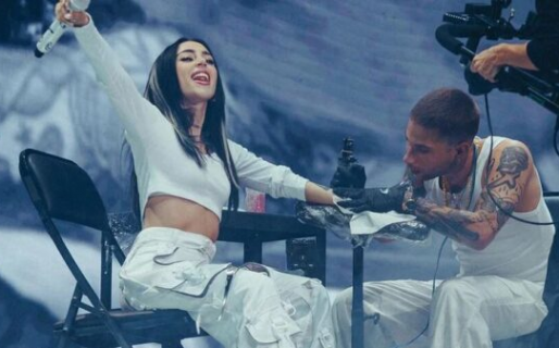 Nicki Nicole se tatuó en vivo en uno de sus shows y eligió un símbolo muy especial