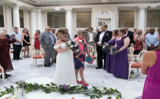 Una mujer de 42 años se hartó de “no encontrar el hombre perfecto” y se casó con ella misma