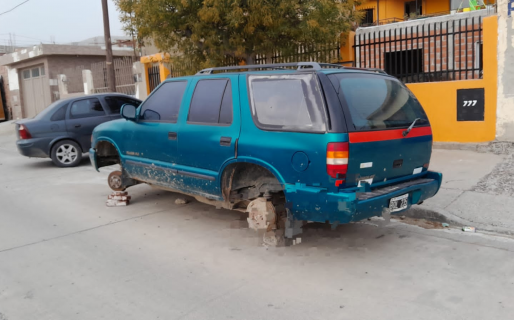 Intentó robar unas cubiertas, fue sorprendido, quiso fugarse y acabó detenido