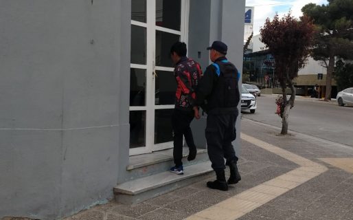 Lo detuvieron por robarle bolsas y tres gorras a un vendedor ambulante