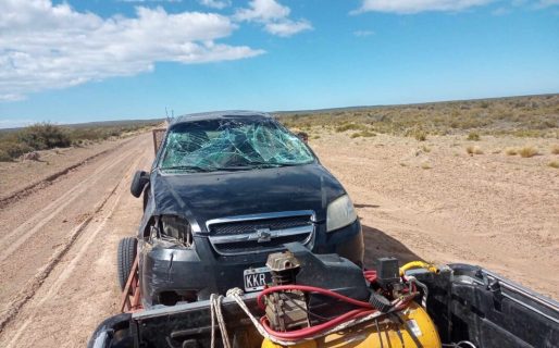 Volcaron y se salvaron usando la caña de pescar como antena para el teléfono