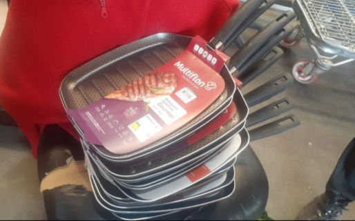 Intentó pasar desapercibido con 12 sartenes en la mochila