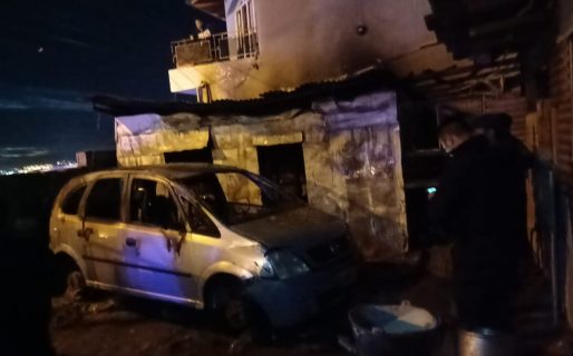 Incendio arrasó con una casa y un auto