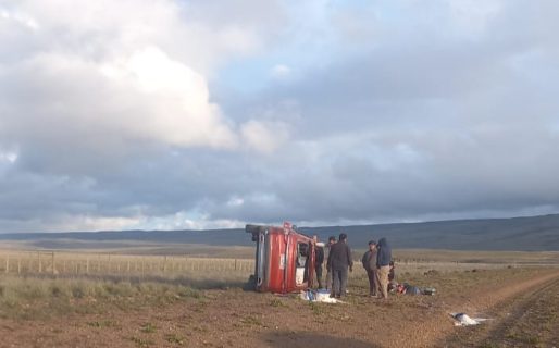 Turistas chilenos volcaron en Ruta Provincial 74, cerca de Aldea Beleiro
