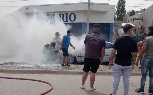 Se le incendió el vehículo mientras conducía por Avenida Juan XXIII