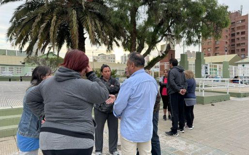 Vecinos se manifiestan por la falta de agua: «Parece que se ríen de nosotros»