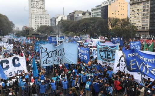 Movimientos sociales amenazaron con salir a la calle si Javier Milei les quita beneficios