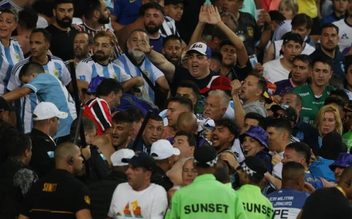 Otra brutal represión de la policía a los hinchas argentinos en el Maracaná: la Selección se retiró de la cancha