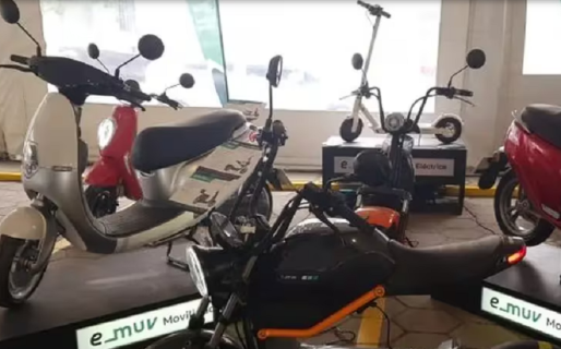 Los ciclomotores eléctricos reducen más que los autos eléctricos la demanda de petróleo