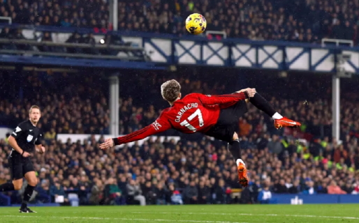 Pirueta en el aire y festejo a lo Cristiano Ronaldo: el impresionante gol de chilena de Garnacho