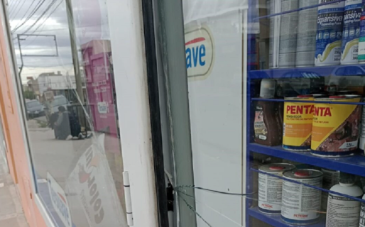 Un joven quedó detenido tras romper los cristales de una pinturería de La Loma