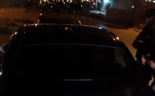 Una mujer le pidió un cigarrillo, lo golpeó y después le robó el auto