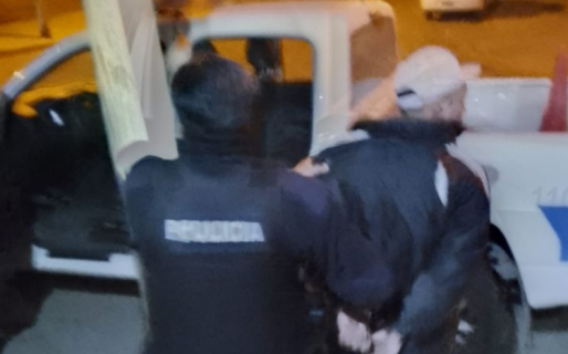 Joven detenido tras correr con un TV por calles de barrio San Cayetano