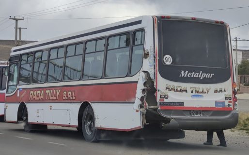 Chocaron un colectivo en la entrada de Rada Tilly