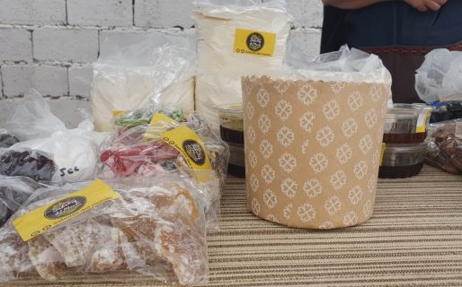 Una mujer ofrece combos accesibles para hacer pan dulce