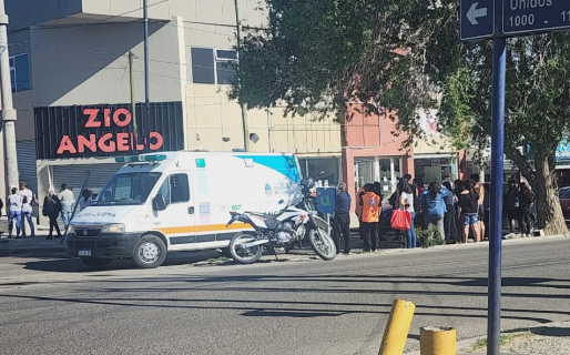 Cruzó la avenida Kennedy corriendo para alcanzar el colectivo, fue atropellada y sufrió una grave lesión