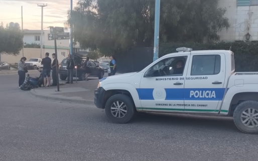 Una joven herida a raíz de un choque entre un auto y una moto
