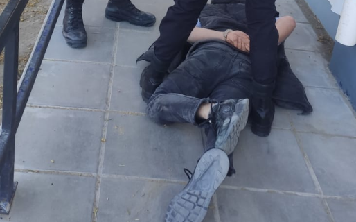 Intentó robar carne en un supermercado, lo descubrieron y agredió a un policía