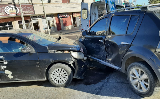 Un Gol Trend colisionó el costado de un Renault Sandero e hirió a su conductor