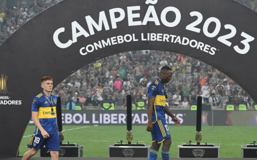 Un abuelo hincha de Boca entró a la premiación en el Maracaná y un jugador le pidió disculpas por perder