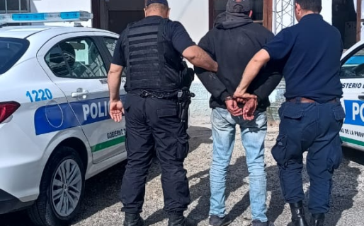 Tiene restricción de acercamiento sobre su madre y lo atraparon adentro de su casa