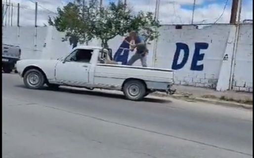 Le rompió la camioneta a su amigo porque no le daba huevos