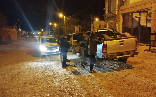 Un auto estuvo afuera de su casa durante horas y decidió llamar a la policía: los ocupantes estaban armados