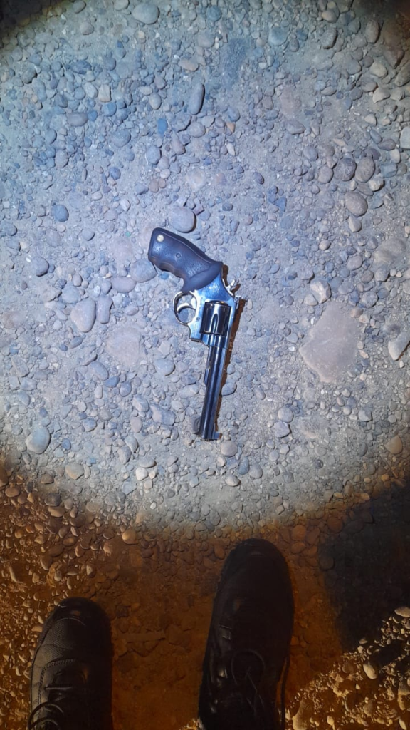 ELEMENTOS SECUESTRADOS: 01 – arma de fuego tipio revolver marca TAURUS mod. 86 Calibre .38 PLG S&W SPECIAL, -07- cartuchos a bala, -01- vaina servida.-