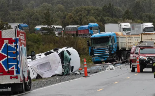Tragedia en Ruta 40: Seis muertos en un choque frontal entre un camión y una combi