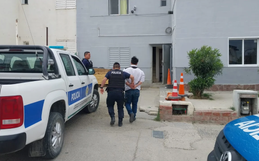 Intentó llevarse varias bebidas alcohólicas sin pagar y terminó detenido