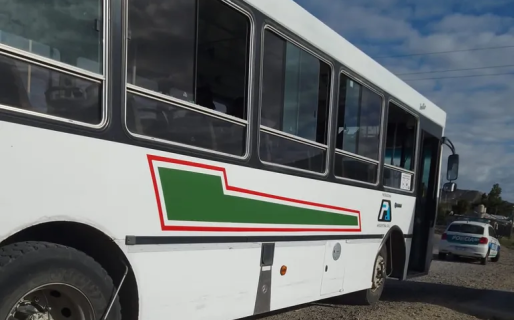 Unos hinchas se subieron a un colectivo, comenzaron a discutir, los bajaron y apedrearon la unidad