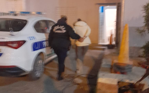 Una joven terminó detenida tras amenazar con un arma de fuego a su vecino