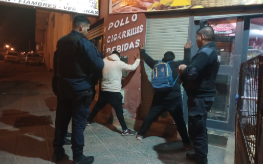 Dos jóvenes fueron detenidos tras intento de robo en comercio del B San Cayetano