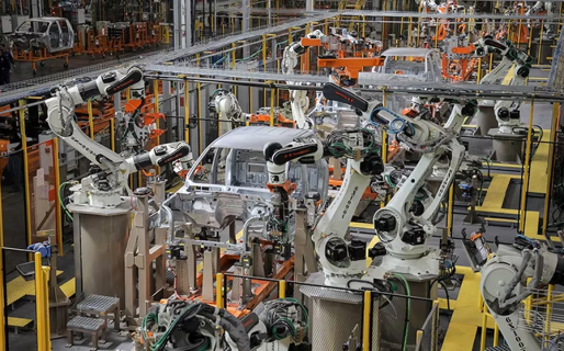 Por las dificultades en el comercio exterior, Mercedes Benz decidió retiros voluntarios para su personal